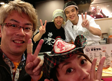 店長さんと寿司職人阿部さんと、後ろのスタッフさんもピース！笑