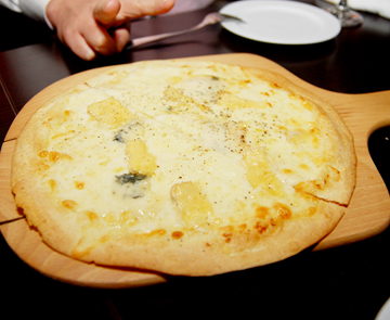 4種類のチーズのピッツァ